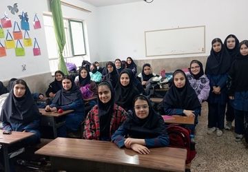 قدردانی از مقام مادر توسط دانش آموزان دبیرستان دانش نیا شهر قدس