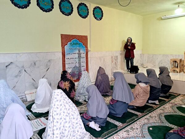 شرکت دانش‌آموزان مدرسه حضرت زینب(س) در نماز جماعت