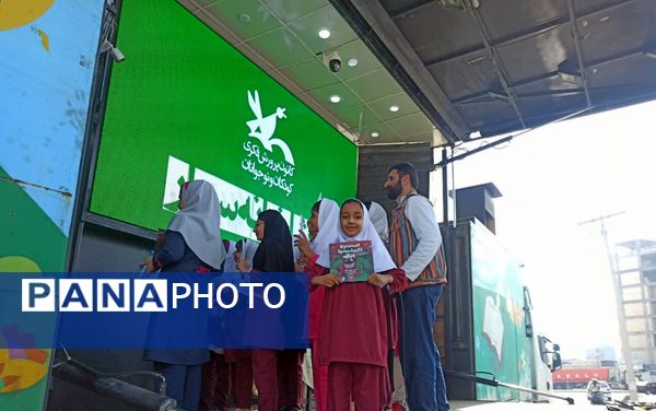 جشن و سرور با نمایش عروسکی و مسابقه در مدرسه شهید ابراهیم تنیده 