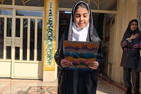 مراسم عزاداری فاطمیه با برکت پرچم امام حسین(ع) در مدرسه آیت‌الله خامنه‌ای