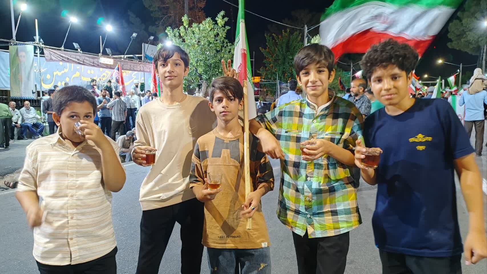حضور  نوجوانان علم به دست در میدان خیابان کاشمر