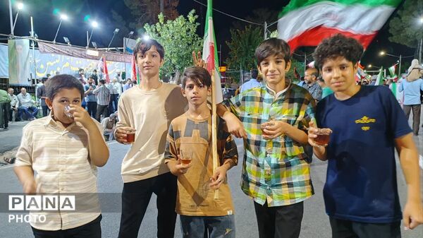 حضور  نوجوانان علم به دست در میدان خیابان کاشمر