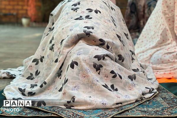 اقامه نماز دانش‌آموزان پایه هشتم در دبیرستان نگین دانش
