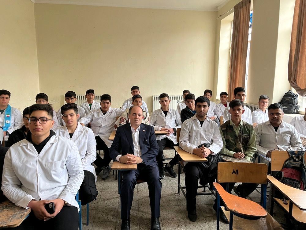 وزیری که پس از ۴ دهه به هنرستان محل تحصیل خود رفت