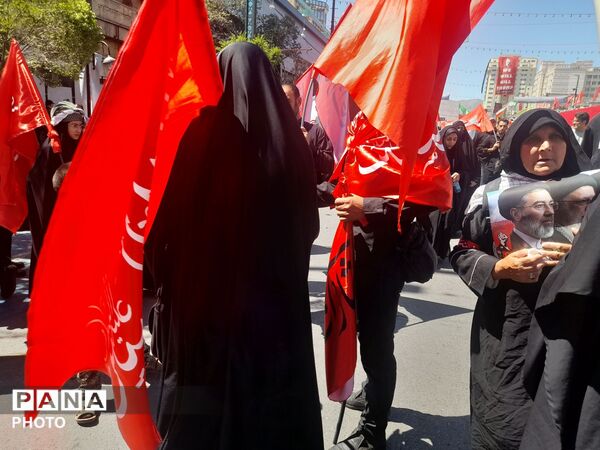 برافراشتن پرچم های خونخواهی و یالثارت الخامنه ای توسط مردم همیشه در صحنه مشهد مقدس 