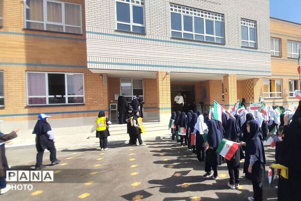 میزبانی دختران مدرسه محدثه شاهد از سرگرد چگینی فرمانده نیروی انتظامی ورامین و همراهانشان
