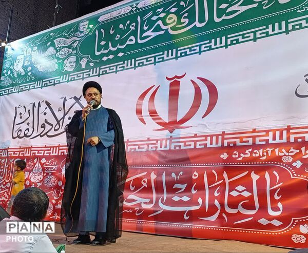 رونمایی از نماد «مشت گره کرده رهبر شهید» در قم