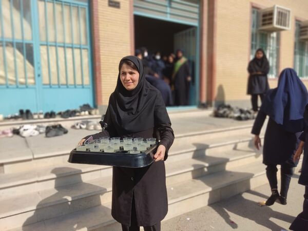 استقبال پرشور از شهید گمنام در هنرستان زهرای مرضیه بندرعباس