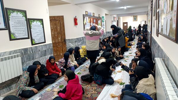 برپایی سفره افطاری در دبیرستان عطیه ناحیه هفت 