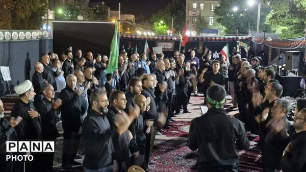 حضور مردم در سنگر خیابان همراه با عزاداری و سینه زنی در ایام محرم