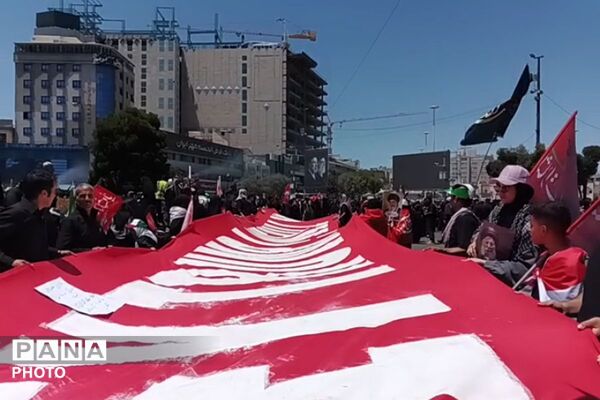عبورِ پیکرِ عشق؛ آخرین وداع در مشهد از پشتِ شیشه‌های غبارگرفته