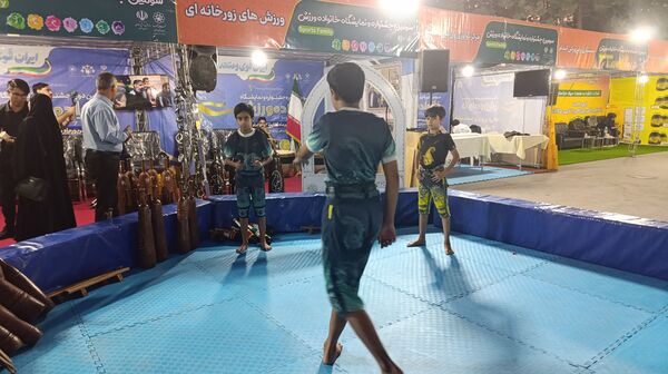 مانور ورزشی دانش آموزان در شب افتتاحیه جشنواره خانواده ورزش 