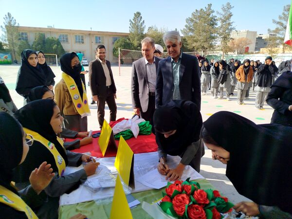 انتخابات شورای دانش آموزی در دبیرستان دخترانه امید 