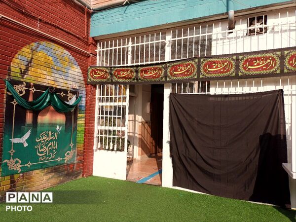 دبستان معراج منطقه ۱۰ تهران میزبان زائران مراسم تشییع رهبر شهید 