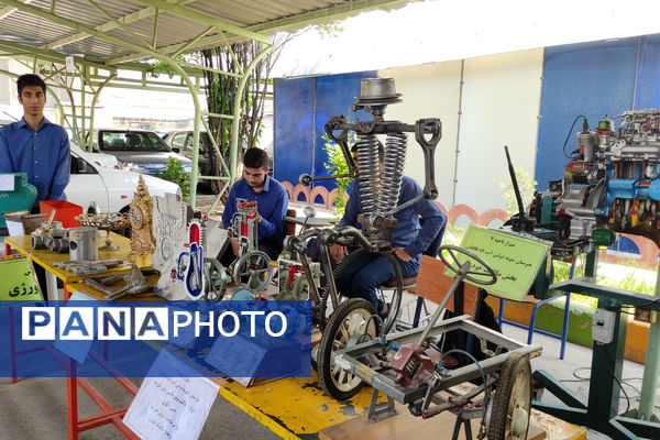 نمایشگاه آثار هنری هنرستان‌ها به‌مناسبت هفته مشاغل 