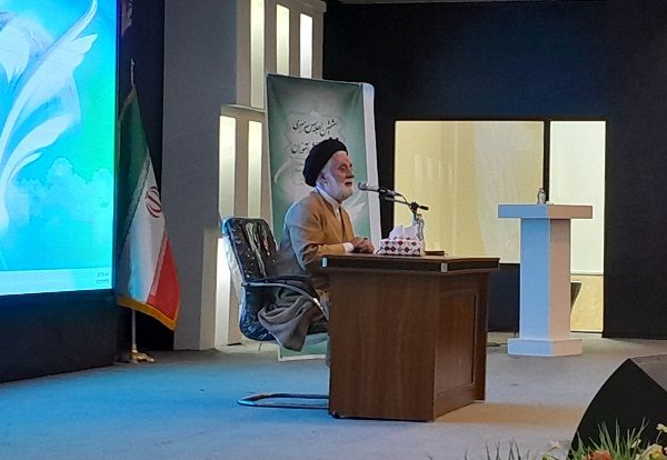 در نماز با خدا سخن می‌گوییم، نه با خلق خدا