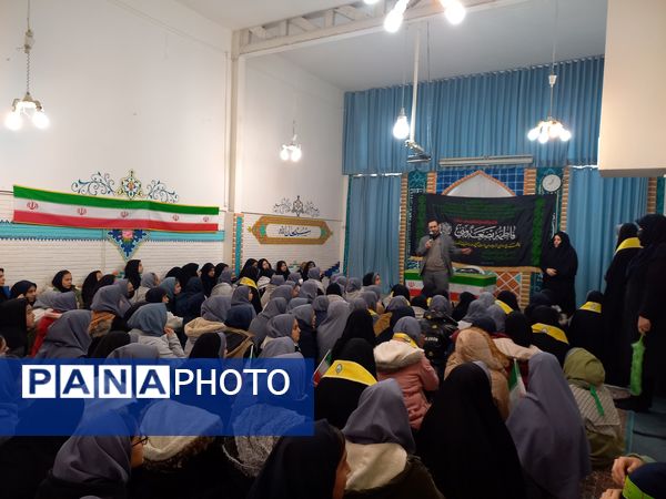 استقبال گرم دانش آموزان از پیکر شهید گمنام در دبیرستان امجدی یک ناحیه ۵ 