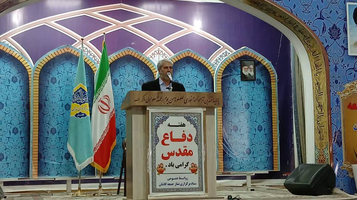 سخنرانی معاون مدیرکل و مدیر آموزش و پرورش کاشان در نماز جمعه و برگزاری میز خدمت در مصلی