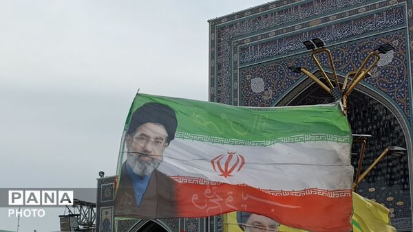 چهل هزار نوجوان بامشتهای گره کرده