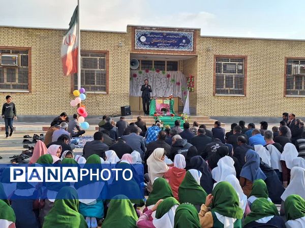 بوسه دختران روستای لالب بر دستان زحمت‌کشیده پدران