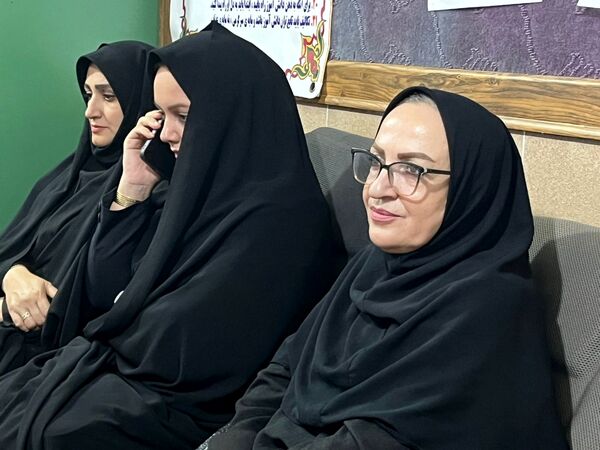 نواختن زنگ شکوفه‌ها در دبستان شاهد پسران شهرستان محمودآباد