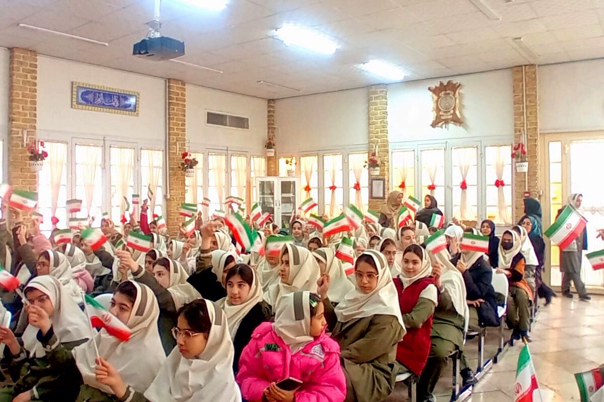 جشن پیروزی انقلاب اسلامی در مدرسه دکتر کیهانی1
