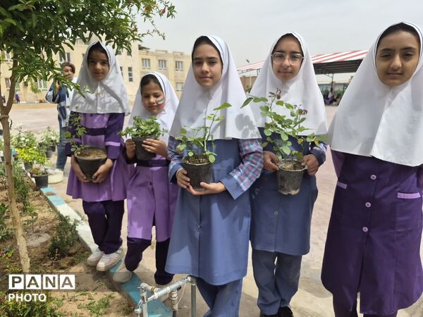 کاشت نهال به یاد نوگلان شجره طیبه میناب در دبستان اندیشه ناحیه یک یزد