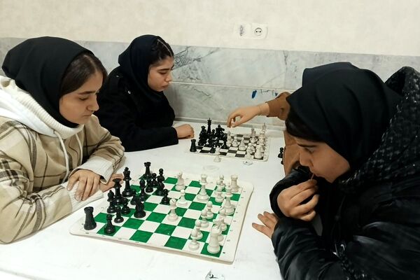 رقابت فکری دانش آموزان شهرستان قدس در مسابقات شطرنج دانش‌آموزی 