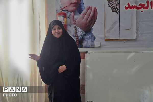 رزمایش رژه اقتدار در دبیرستان بنت الهدی بهارستان‌دو