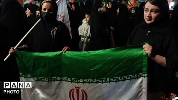 تمام مردم پای کار انقلابند