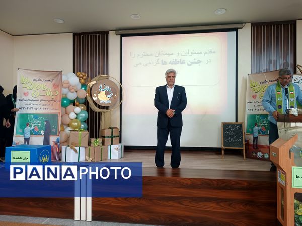 جشن عاطفه‌ها با تقسیم مهر و مهربانی در دبستان آرمینه مصلی نژاد 