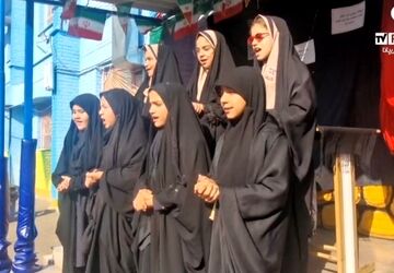 ابراز ارادت دانش‌آموزان مدرسه حافظ یک به حضرت زهرا(س)