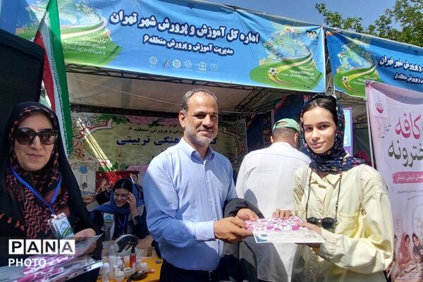 تقدیر از دانش‌آموزان برگزیده پویش‌های کانون نیایش منطقه ۶ در آیین افتتاحیه پایگاه‌های تابستانی