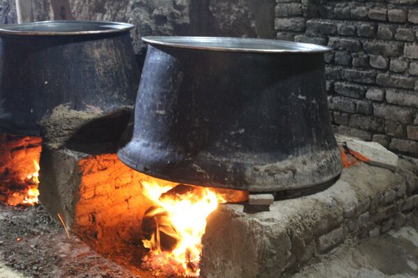آماده‌سازی هلیم عاشورا در روستای اسحاق آباد نیشابور 