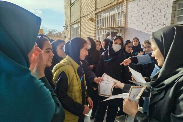 تجلیل از دانش آموزان ممتاز دبیرستان عطیه 