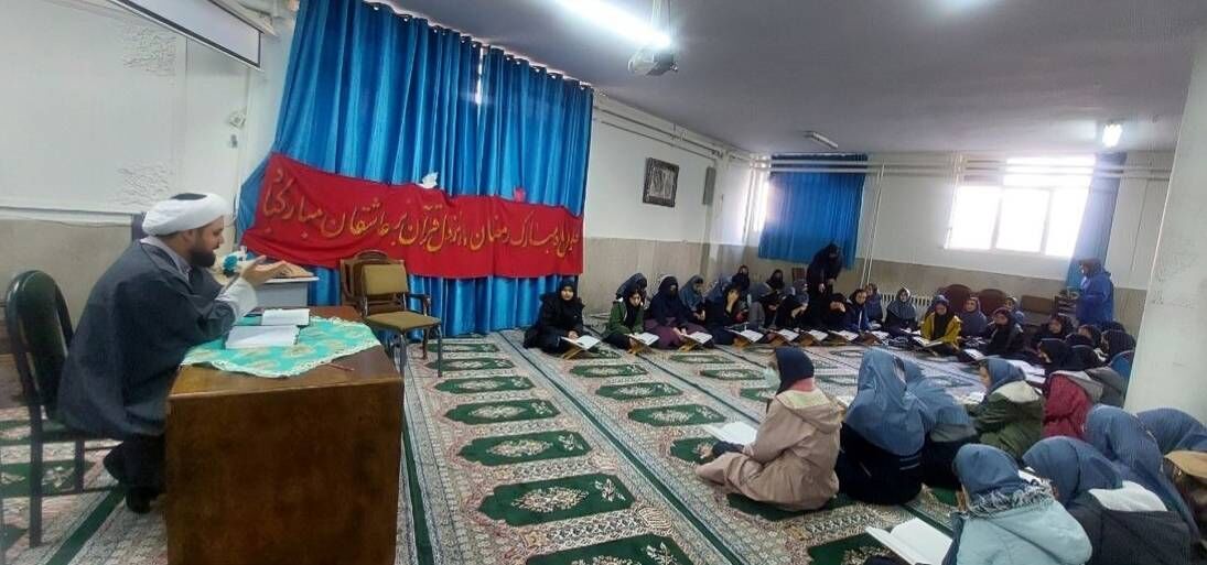 محفل همه‌روزه انس با قرآن کریم در دبیرستان شهید اردستانی