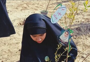 کاشت نهال به رسم و به عشق رهبرم 