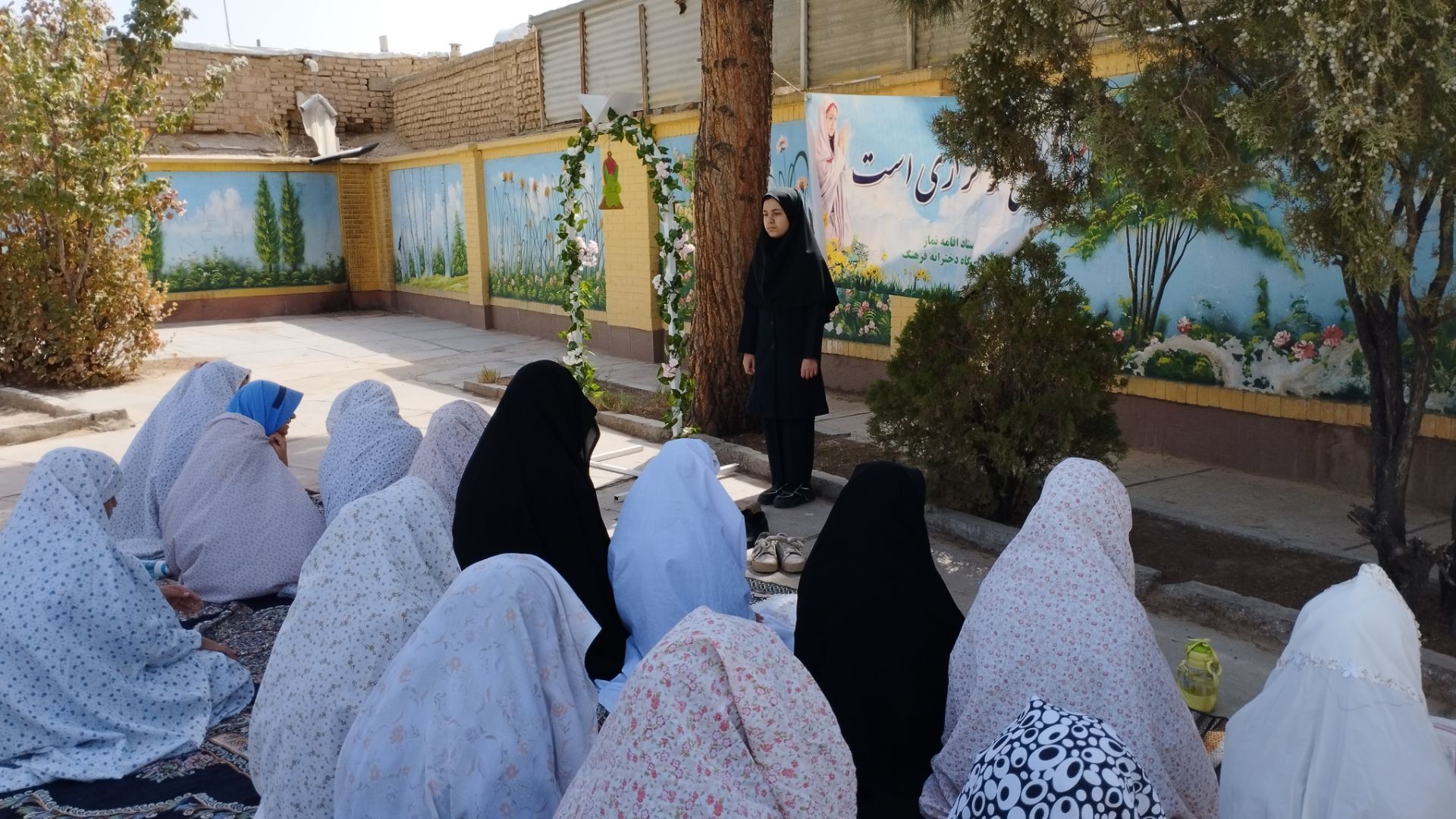 آیین نواختن زنگ نماز در مدرسه فرهنگ شهرستان خلیل آباد 