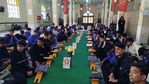 محفل انس قرآن به مناسبت نیمه شعبان و دهه فجر در مسجد جامع حاجی‌آباد 
