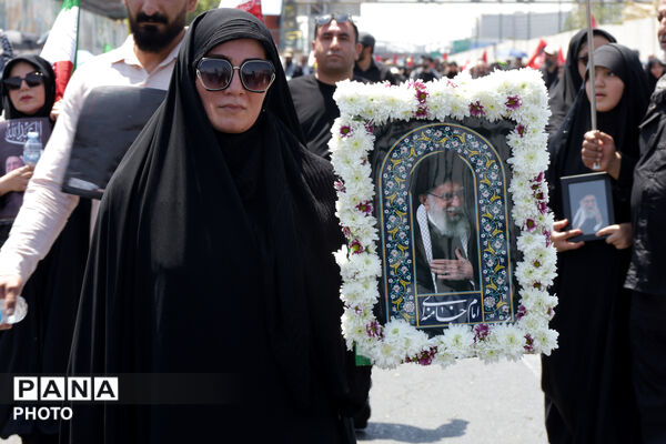  بدرقه ملت داغدار ایران با رهبر شهید در روز تشییع
