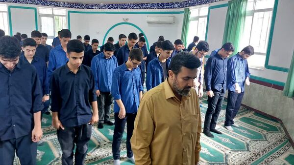 برگزاری نماز جماعت و زیارت عاشورا در دبیرستان شاهد