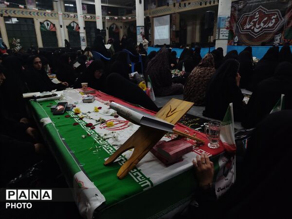 شبی که ماه دو نیم شد