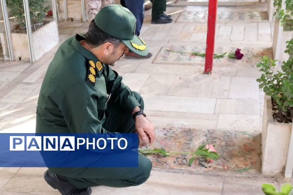  حال و هوای خاص گلباران مزار شهدا در گلزار شهدای شهرستان محلات