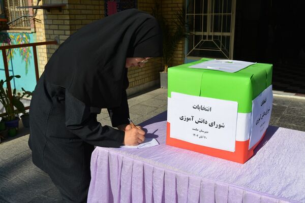 تجربه تمرین دموکراسی دانش‌آموزان مدرسه حکمت در انتخابات شورای دانش‌آموزی