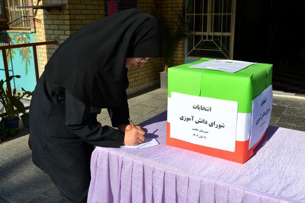 تجربه تمرین دموکراسی دانش‌آموزان مدرسه حکمت در انتخابات شورای دانش‌آموزی