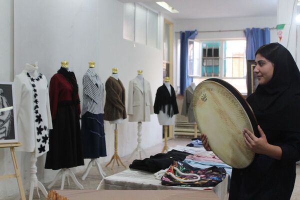 آیین افتتاحیه نمایشگاه هنری «ماها» در هنرستان شهید تاجیک بهارستان‌دو
