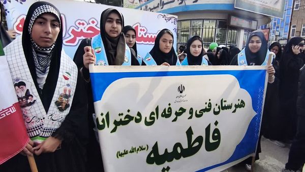  مشقِ اقتدارِ دخترانِ سرخسی در مطلعِ فجرِ ۴۷