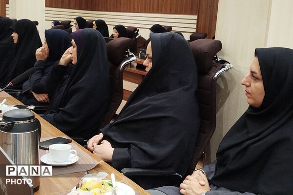 تقدیر از معلمان نمونه استانی به مناسبت گرامیداشت هفته معلم در ناحیه دو شهرری 