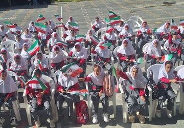 طنین شور و نشاط شکوفه‌های کلاس اولی در دبستان پروین اعتصامی شازند