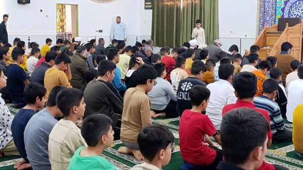  اقامه نماز جماعت و بازدید صمیمی از اعتکاف پسران در خلیل آباد